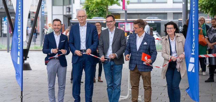 David Langer, Oberbürgermeister der Stadt Koblenz, Professor Dr. Karl Stoffel, Präsident der Hochschule Koblenz, Professor Dipl.-Ing. Nikolai Kugel, Initiator des Projekts, Matthias Nester, Vorstandsvorsitzender der Sparkasse Koblenz, Professor Dr. Antje Liersch, Vizepräsidentin für Forschung der Hochschule Koblenz David Langer, Oberbürgermeister der Stadt Koblenz, Professor Dr. Karl Stoffel, Präsident der Hochschule Koblenz, Professor Dipl.-Ing. Nikolai Kugel, Initiator des Projekts, Matthias Nester, Vorstandsvorsitzender der Sparkasse Koblenz, Professor Dr. Antje Liersch, Vizepräsidentin für Forschung der Hochschule Koblenz