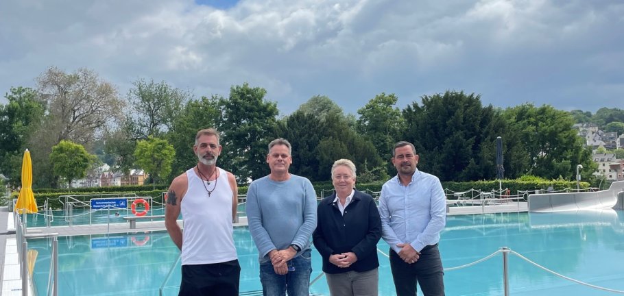 Das Freibad Oberwerth ist für die wahrscheinlich vielen Badegäste zum Wochenende gut gerüstet – davon überzeugten sich (v.l.) Schwimmmeister Dirk Schaus, Bäderbetriebsleiter Ralf Alterauge, Bürgermeisterin Ulrike Mohrs und Jörg Pfeffer, Leiter des Sport- und Bäderamtes. Das Freibad Oberwerth ist für die wahrscheinlich vielen Badegäste zum Wochenende gut gerüstet – davon überzeugten sich (v.l.) Schwimmmeister Dirk Schaus, Bäderbetriebsleiter Ralf Alterauge, Bürgermeisterin Ulrike Mohrs und Jörg Pfeffer, Leiter des Sport- und Bäderamtes.