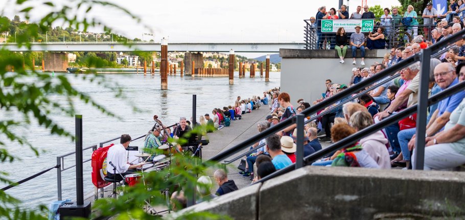 Veranstaltung auf den Kulturstufen am Rhein Veranstaltung auf den Kulturstufen am Rhein