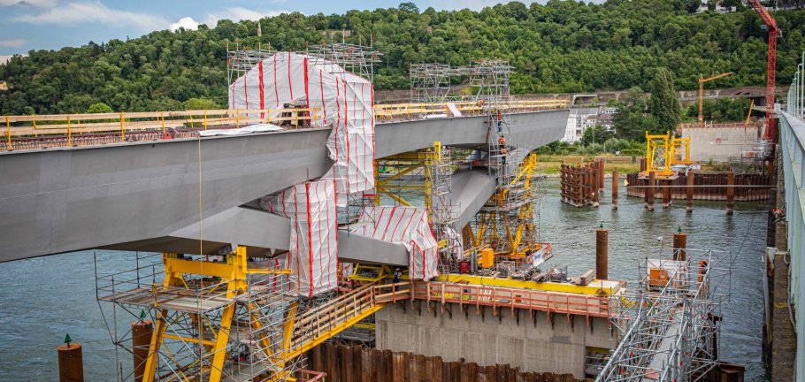 Gerüste stehen auf einer Brücke. Gerüste stehen auf einer Brücke.
