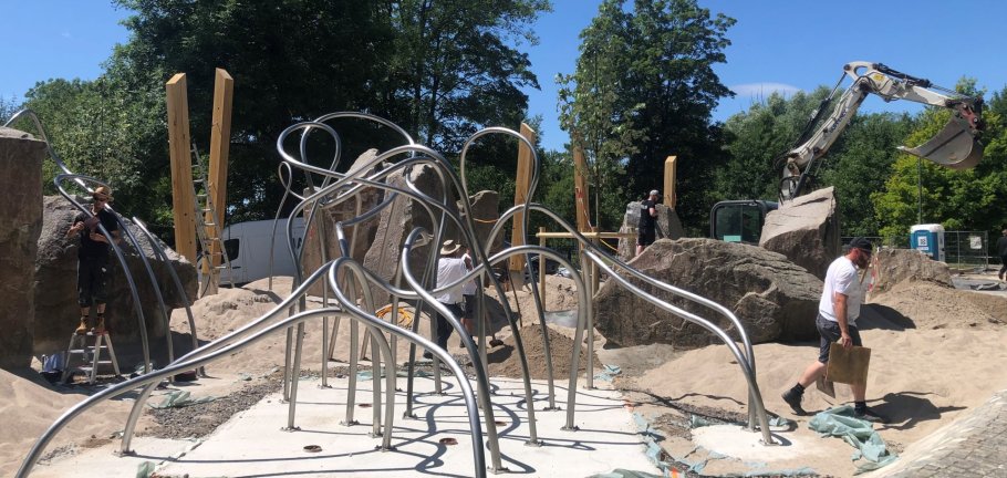 An geschwungenen Edelstahlrohren kann demnächst zwischen Felsen und massiven Holzbalken geklettert, geturnt und gespielt werden. Mit den sogenannten Whoop Loops bekommt der Spielplatz Bleidenberg eine neue Attraktion. An geschwungenen Edelstahlrohren kann demnächst zwischen Felsen und massiven Holzbalken geklettert, geturnt und gespielt werden. Mit den sogenannten Whoop Loops bekommt der Spielplatz Bleidenberg eine neue Attraktion.