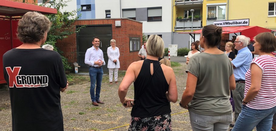 OB-vor-Ort im Stadtteil Rauental im Jahr 2022 Auf dem Bild sind mehrere stehende Personen zu sehen.