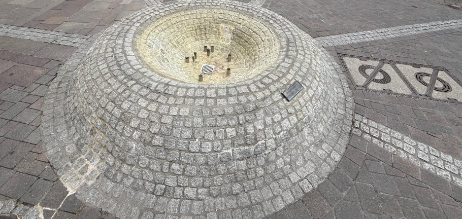Aufgrund einer Beschädigung in der Nacht vom 10. auf den 11. April fehlen dem Entenbrunnen derzeit die Figuren und das Wasser. Die Reparatur läuft. Aufgrund einer Beschädigung in der Nacht vom 10. auf den 11. April fehlen dem Entenbrunnen derzeit die Figuren und das Wasser. Die Reparatur läuft.