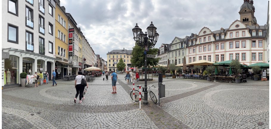 Ein Platz belebt mit Menschen.
