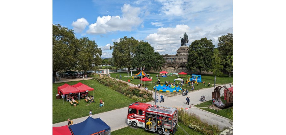 Ein Überblicksaufnahme zeigt die Wiese hinter dem Deutschen Eck auf der ein Fest stattfindet.