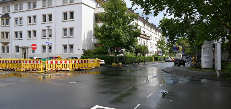 Die Johannes-Müller-Straße wird an der Kreuzung zur Südallee aufgrund von Bauarbeiten vollständig gesperrt. Die Notaufnahme des Evangelischen Stifts bleibt über die Ludwigstraße/Südallee erreichbar. Eine Straßenkreuzung in einer Großstadt. Am linken Bildrand stehen Absperrungen