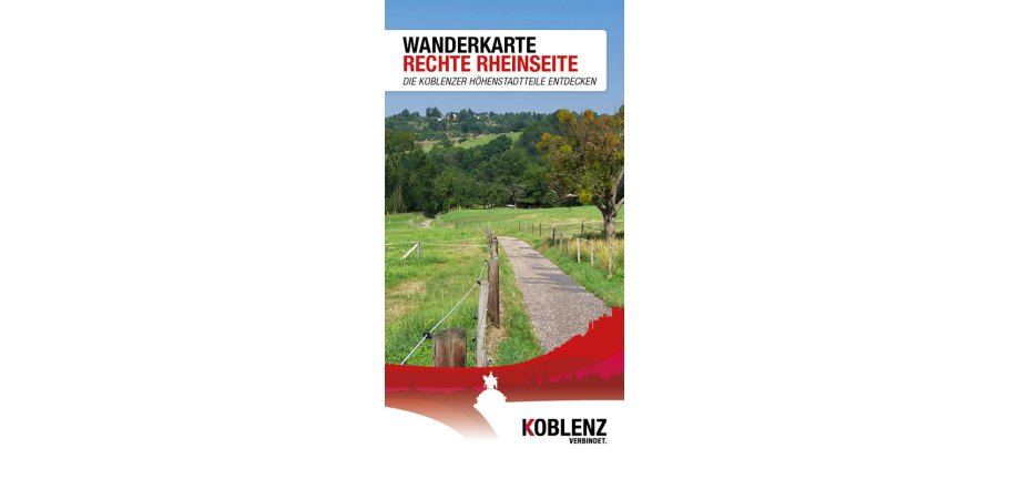 Ein schmaler Wanderweg zwischen eingezäunten Wiesen. Im Hintergrund Wald und oben auf dem Berg stehen Häuser.