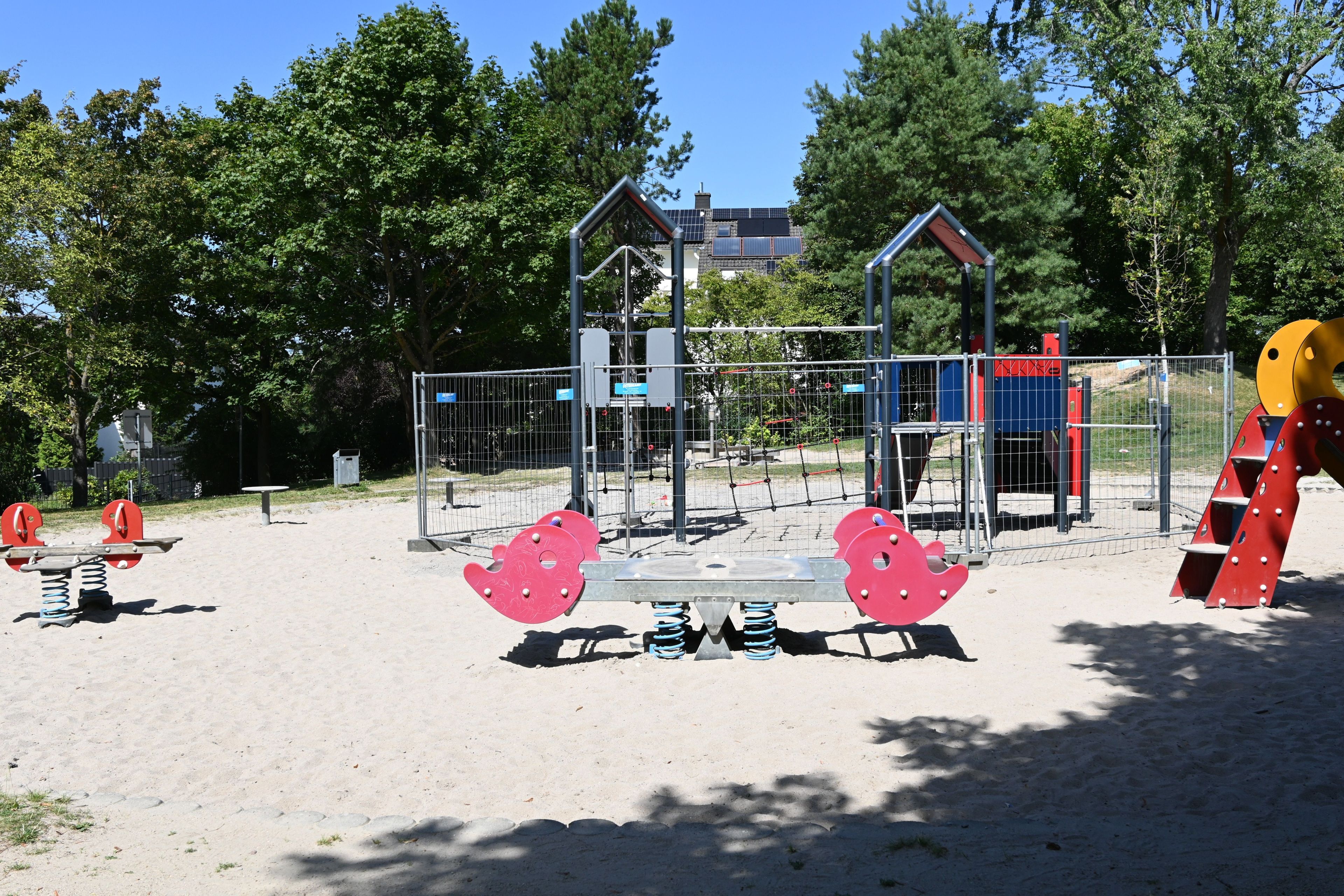 Ein Speilplatz. Das größte Klettergerüst ist noch durch einen Bauzaun abgesperrt.