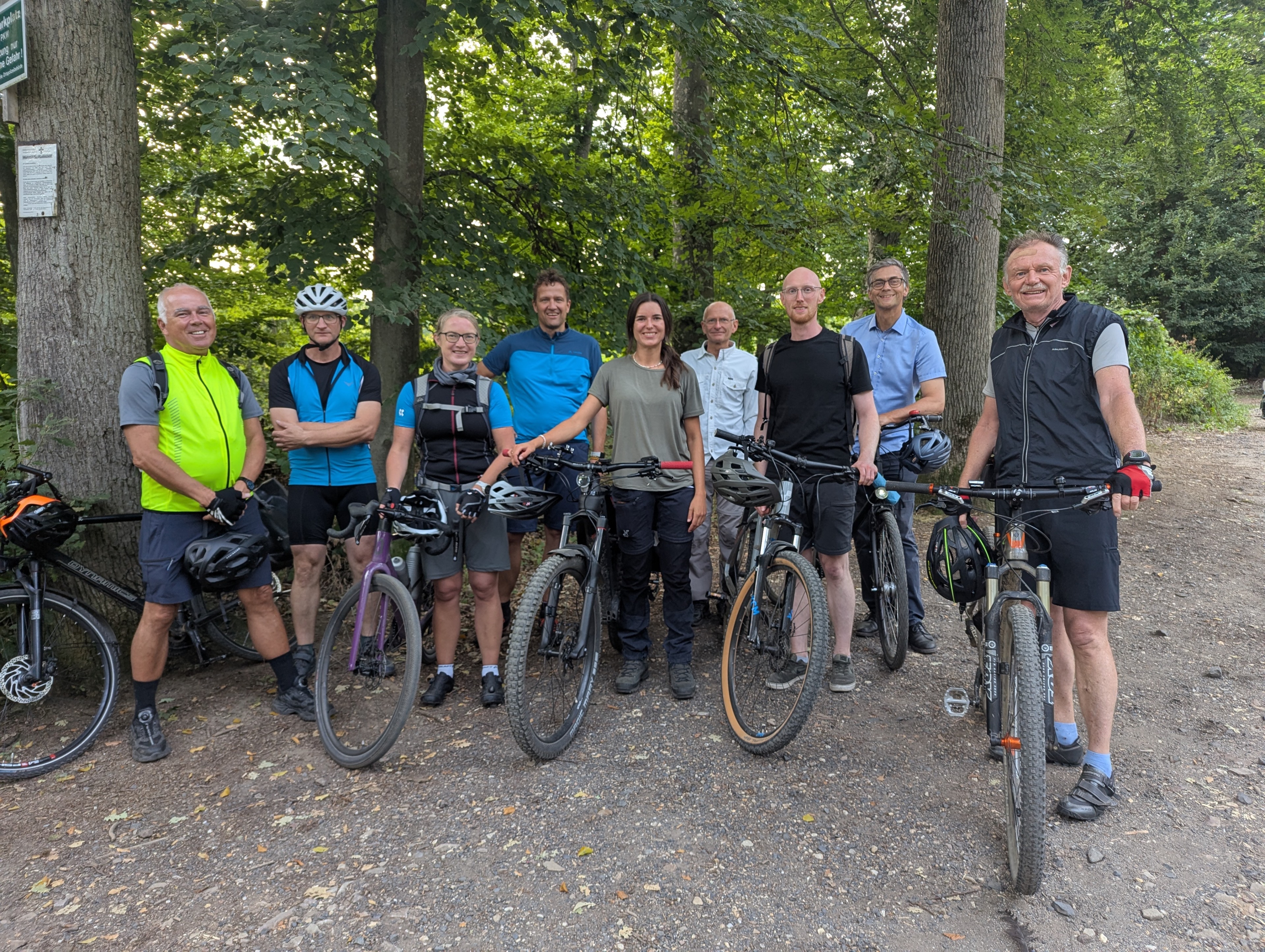 Ein Gruppe von Menschen mit Fahrrädern.