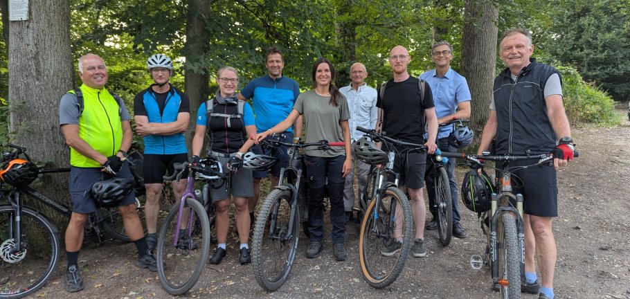 Ein Gruppe von Menschen mit Fahrrädern.