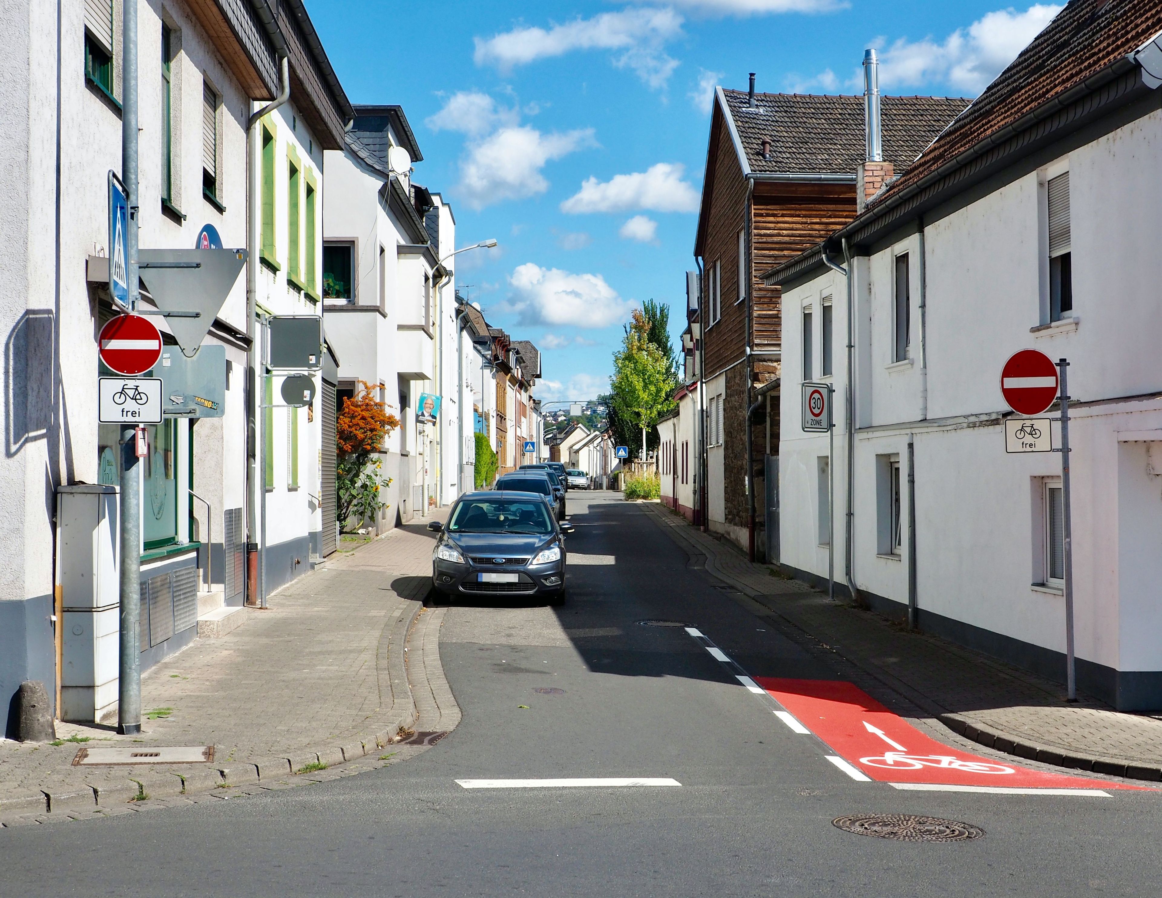 Blick in eine Straßenkreuzung.