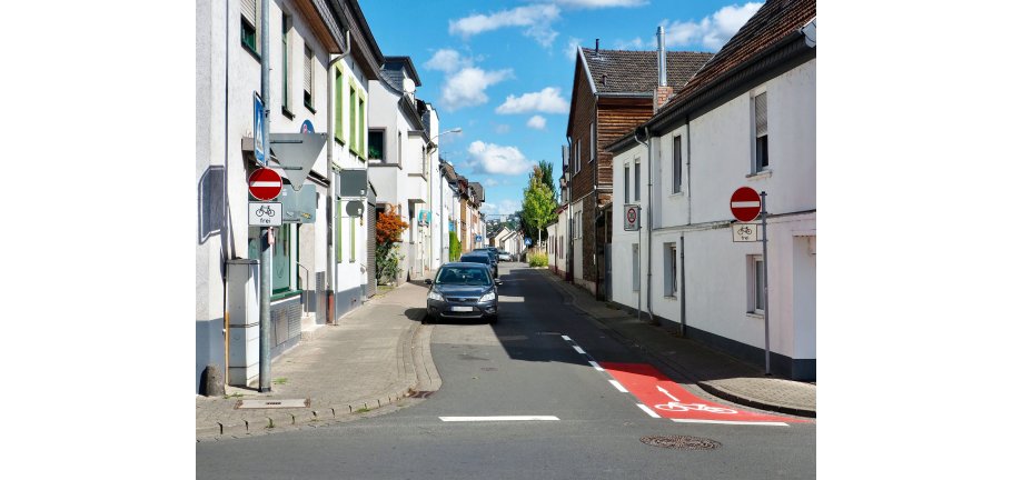 Blick in eine Straßenkreuzung.