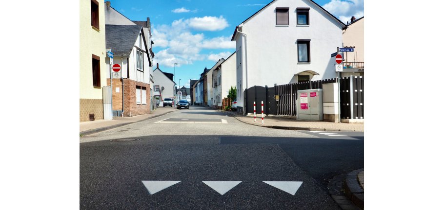 Blick in eine Straßenkreuzung.