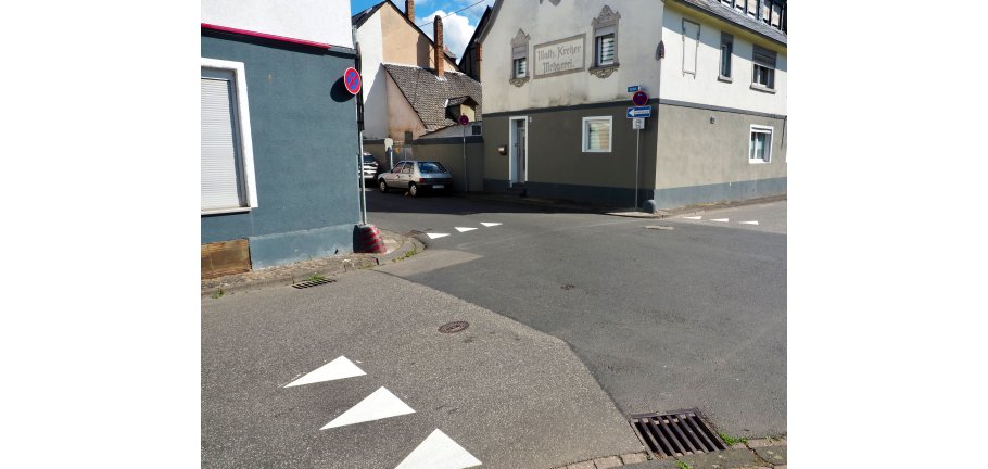 Blick auf eine Straßenkreuzung.