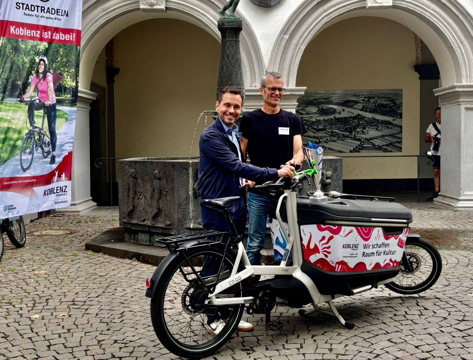 Oberbürgermeister David Langner und Ralph Emmerich vom Radverkehrsteam der Stadt Koblenz eröffnen das STADTRADELN 2025 mit einem symbolischen Startklingeln.