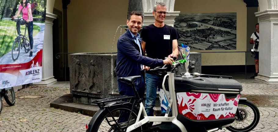 Symbolisches Startklingeln zum Auftakt des Stadtradelns. Oberbürgermeister David Langner und Ralph Emmerich vom Radverkehrsteam der Stadt Koblenz eröffnen das STADTRADELN 2025 mit einem symbolischen Startklingeln.