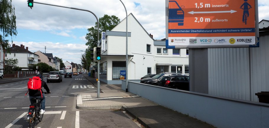 Ein Radfahrer auf einem Radweg.
