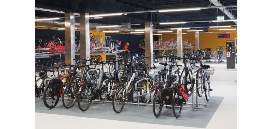 Innenaufnahme des Fahrradparkhauses in Koblenz.