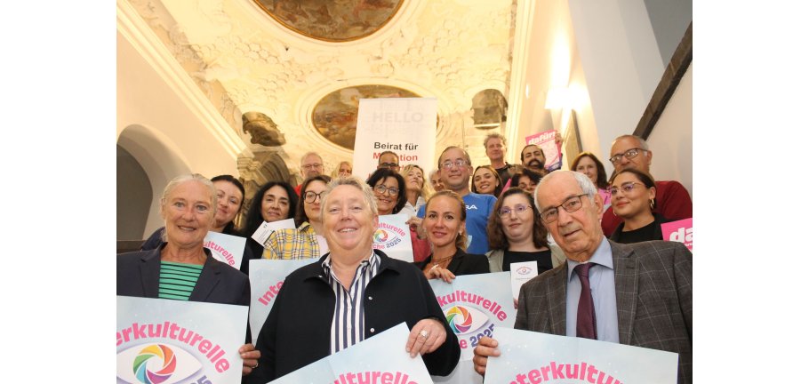 Ein Gruppe Menschen in einem historischen Treppenhaus.