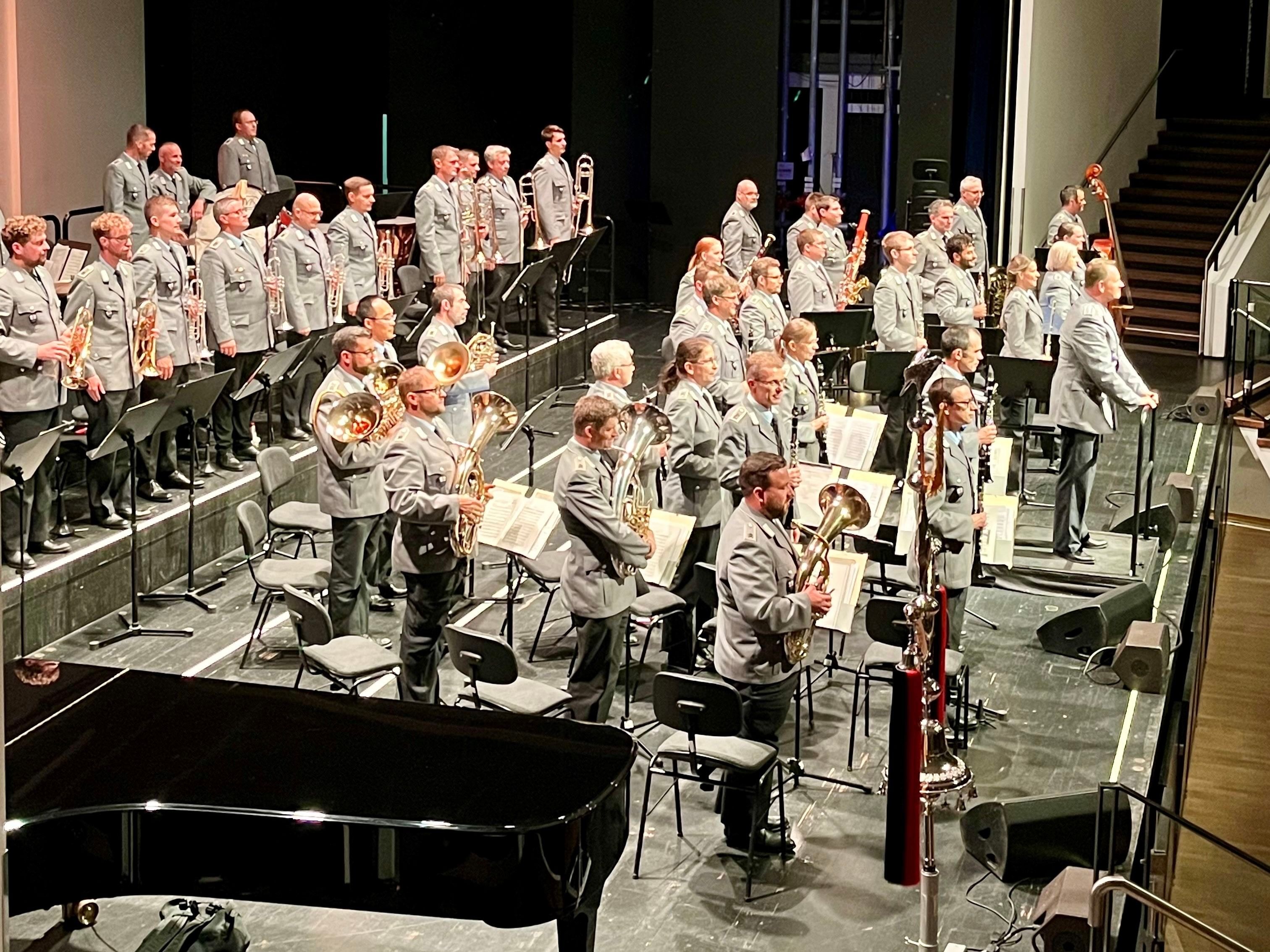 Uniformierte Musiker auf einer Bühne.