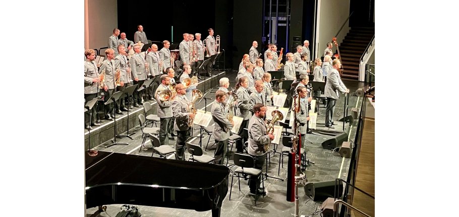 Uniformierte Musiker auf einer Bühne.