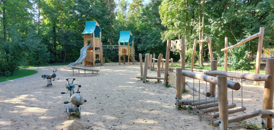 Den Schulkindern stehen zahlreiche Spielmöglichkeiten zur Verfügung, unter anderem eine Zweiturm-Kletteranlage und ein Motorikparcours aus Robinienholz. Unter dem Sand ist Kies verbaut, damit Wasser anstauen und versickern kann.