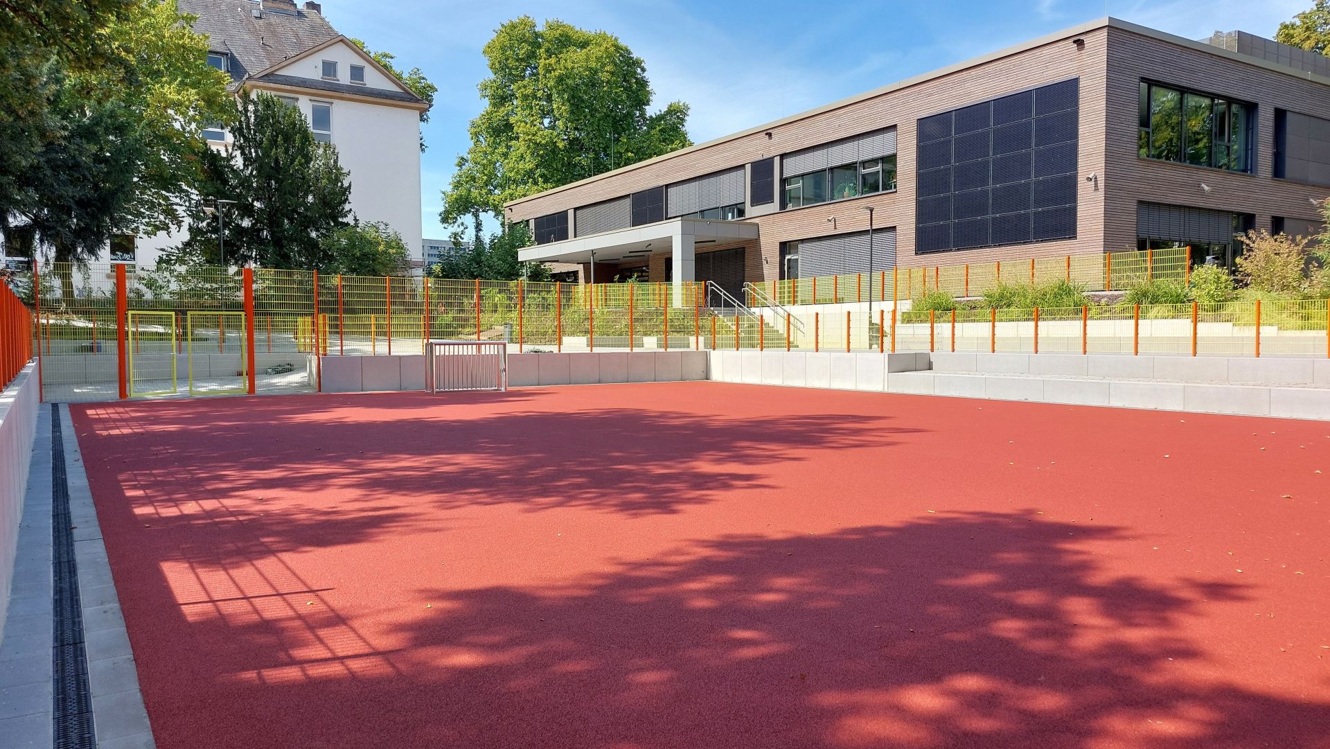 Das Multifunktionsspielfeld dient bei Überschwemmung und Starkregen als Wasserrückhalt. Darunter sind sogenannten Rigolen-Füllkörper verbaut, über die das Wasser langsam versickern kann.