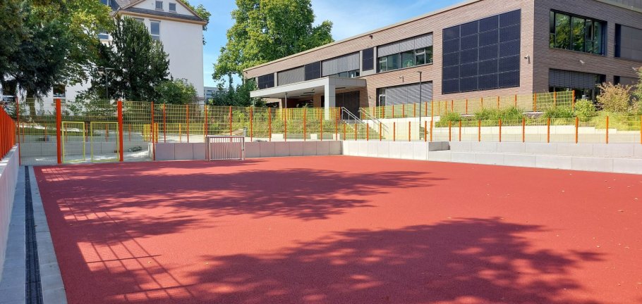 Das Multifunktionsspielfeld dient bei Überschwemmung und Starkregen als Wasserrückhalt. Darunter sind sogenannten Rigolen-Füllkörper verbaut, über die das Wasser langsam versickern kann.