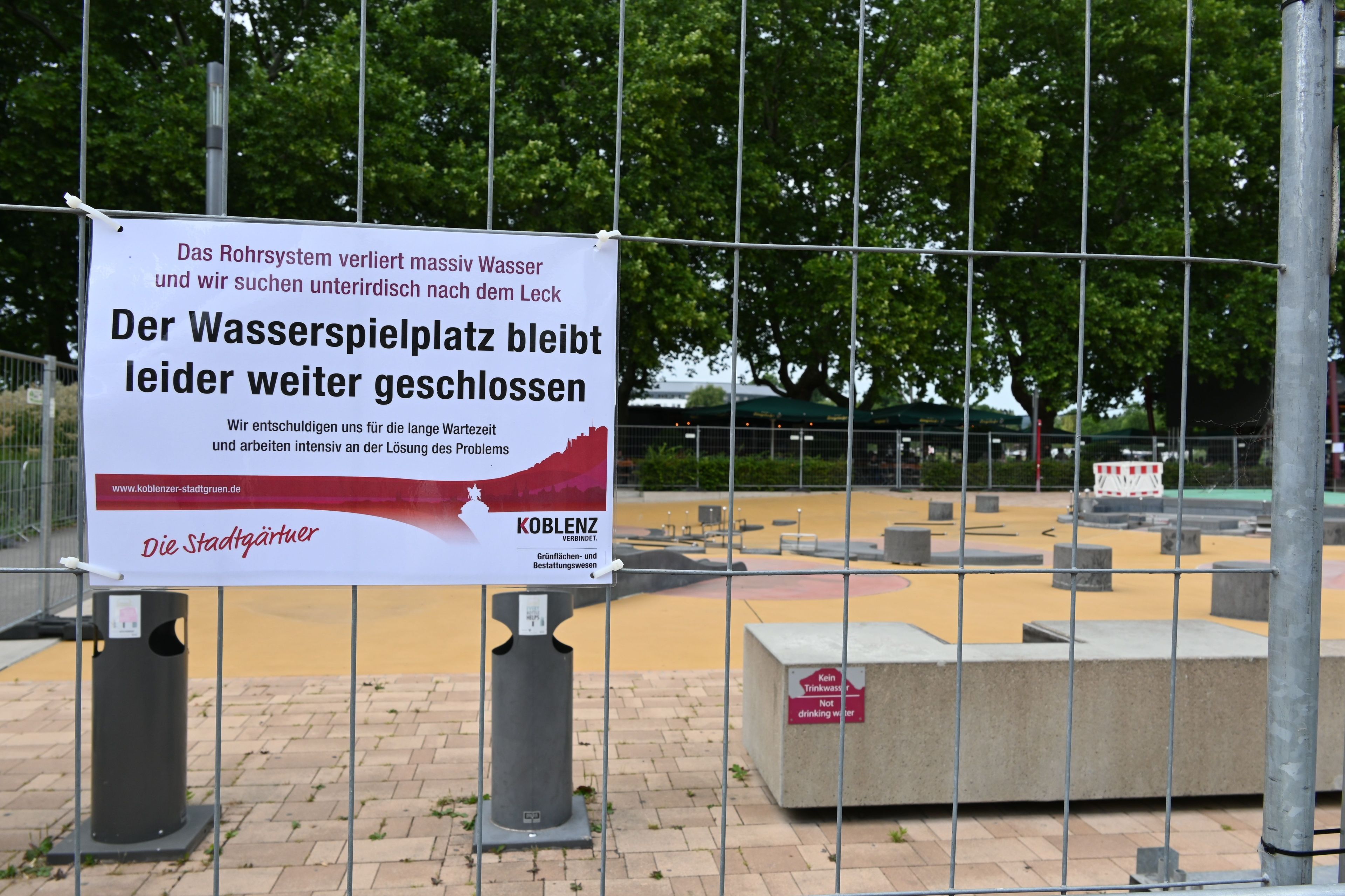 Blick auf einen Spielplatz durch einen Bauzaun.