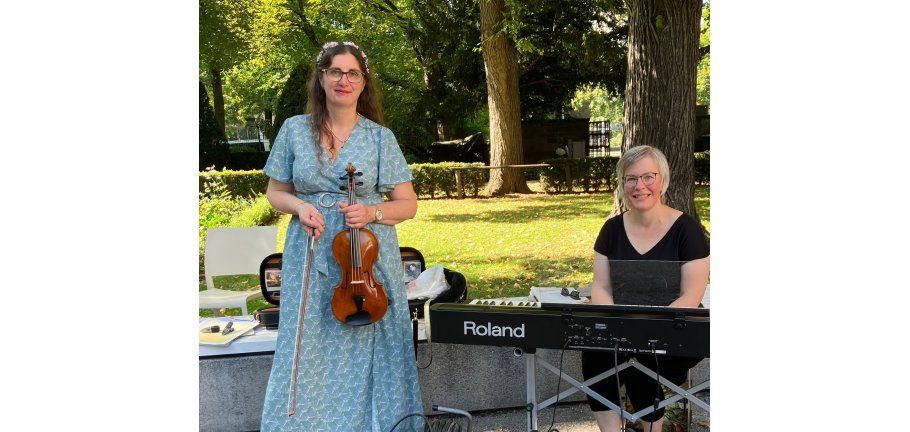 Zwei Musikerinnen mit ihren Instrumenten.