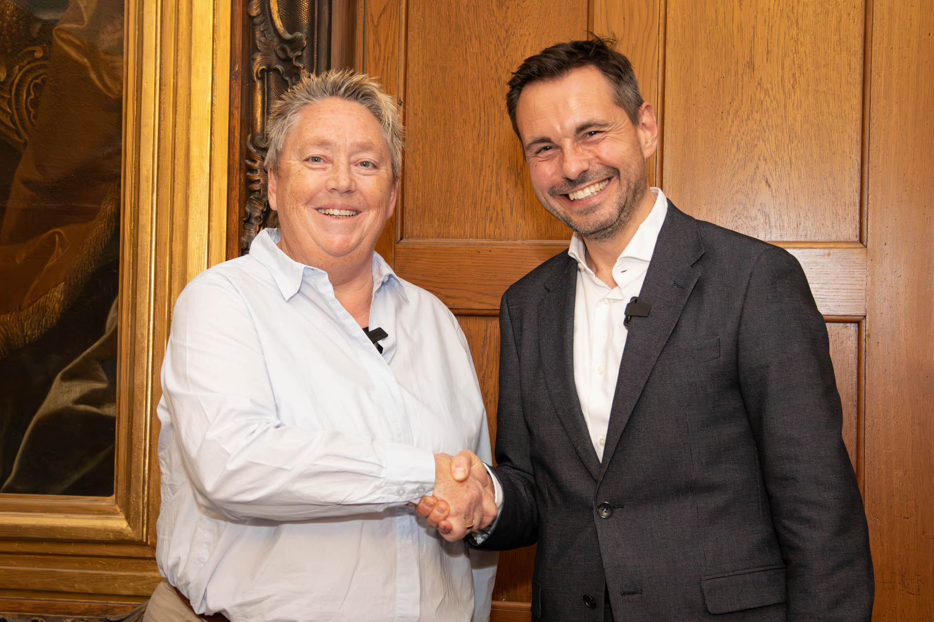 Ulrike Mohrs gratuliert per Handschlag David Langner.