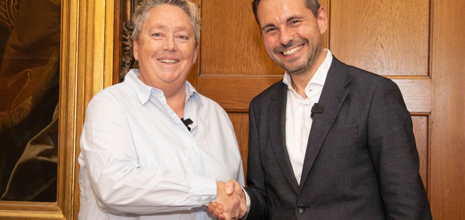 Gratulation zur Oberbürgermeisterwahl Ulrike Mohrs gratuliert per Handschlag David Langner.