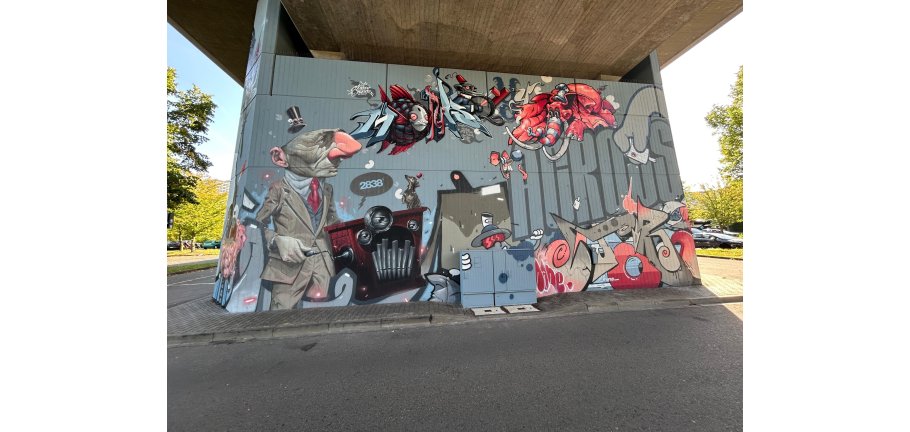 Ein Graffiti-Gemälde auf einem Brückenpfeiler.