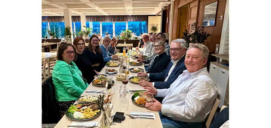 Ein Gruppe von Menschen am Tisch im Restaurant sitzend.