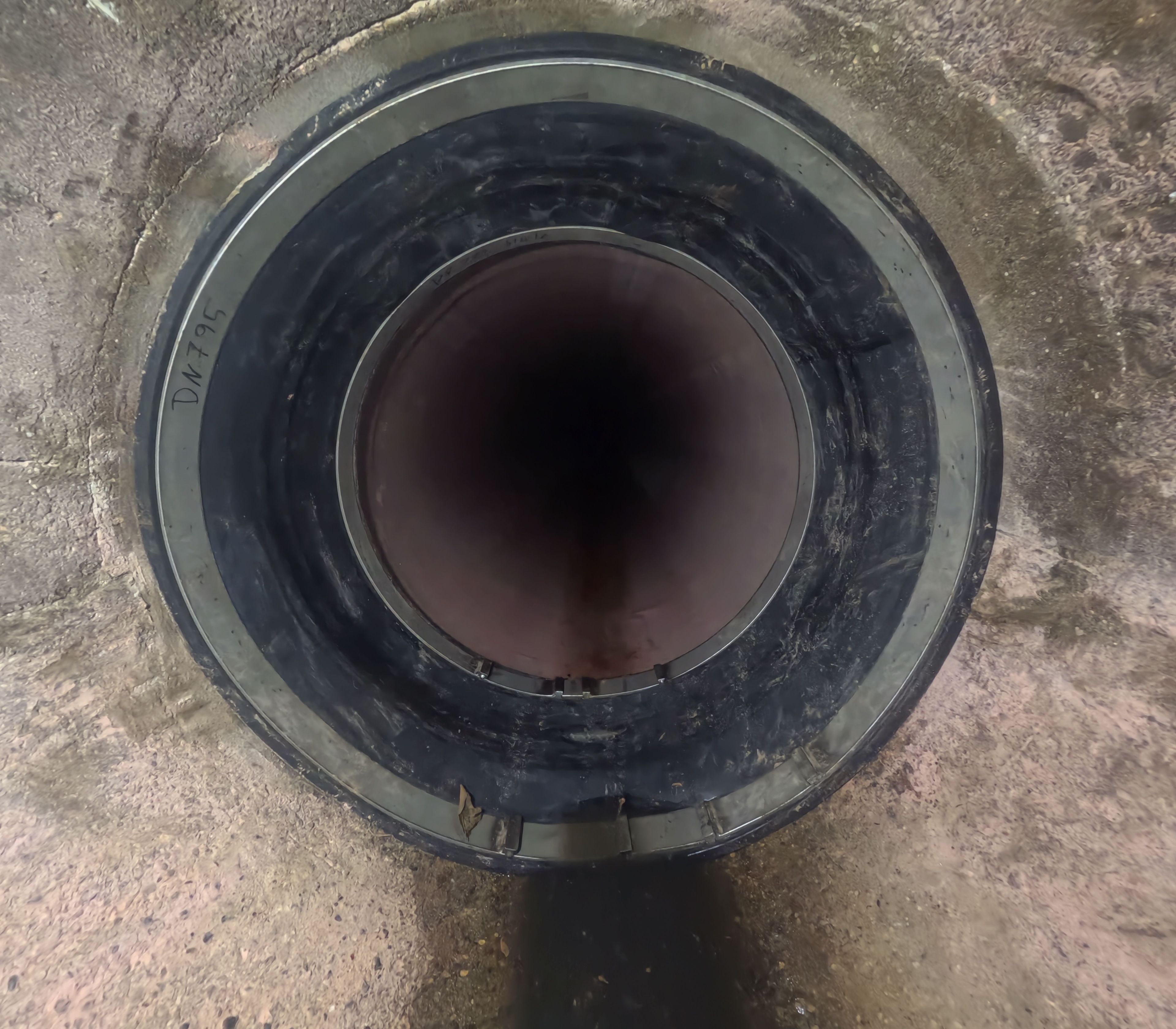 Blick ins Innere eines Abwasserrohres, das mit einem Kunststoffschlauch ausgekleidet ist.