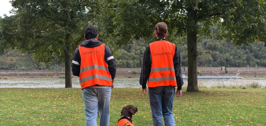 Umweltscouts unterwegs am Rheinufer in Koblenz. Zwei Umweltscouts samt ihrem Hund zu Fuß unterwegs am Rheinufer in Koblenz.