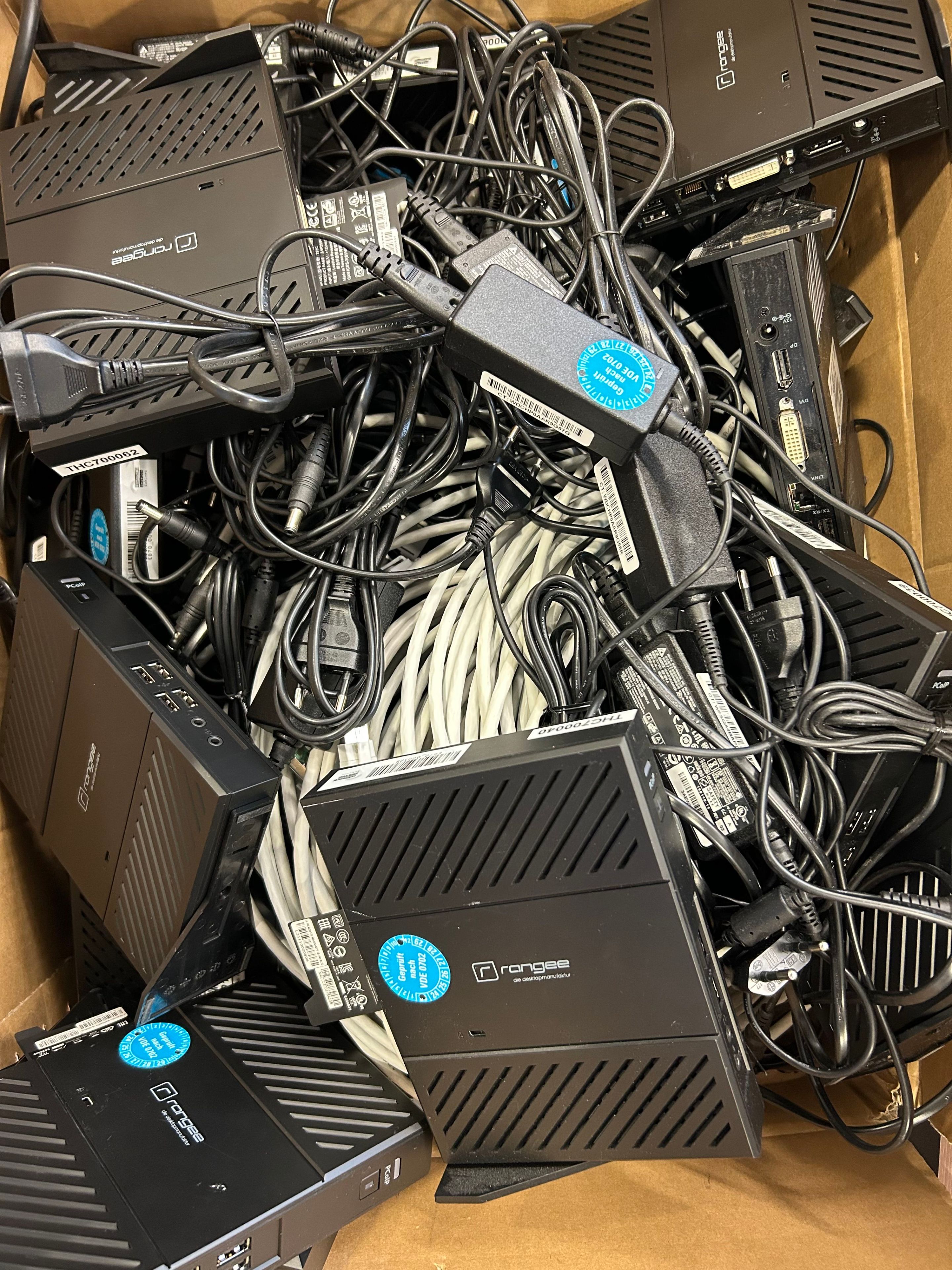 Ein Karton voller Elektroschrott.