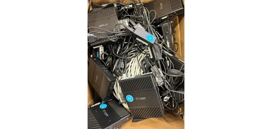 Ein Karton voller Elektroschrott.