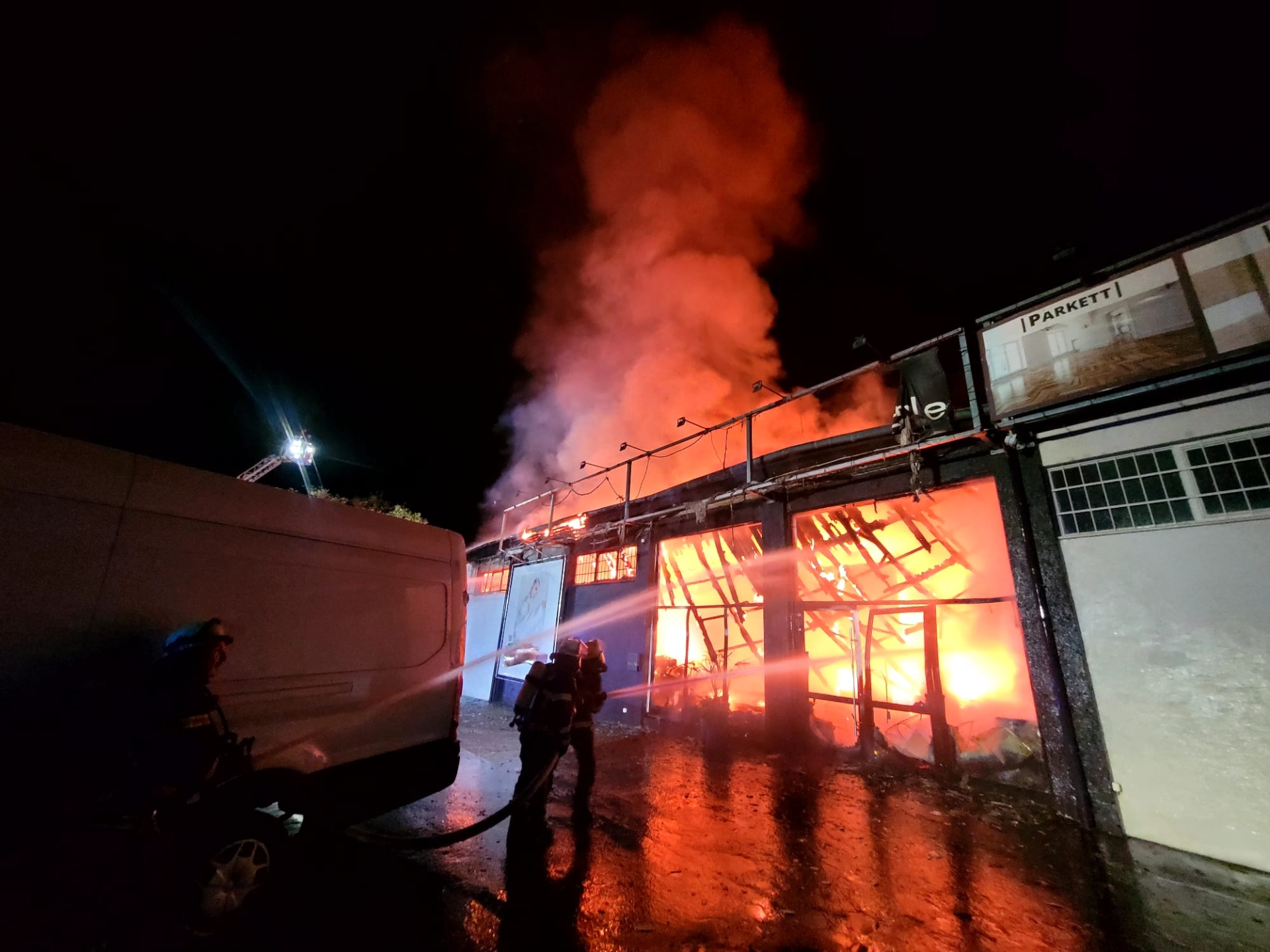 Ein Großbrand fordert am Donnerstagabend die Feuerwehren in Koblenz.