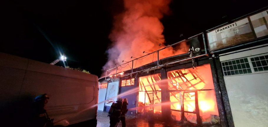 Ein Großbrand fordert am Donnerstagabend die Feuerwehren in Koblenz. Ein Großbrand fordert am Donnerstagabend die Feuerwehren in Koblenz.