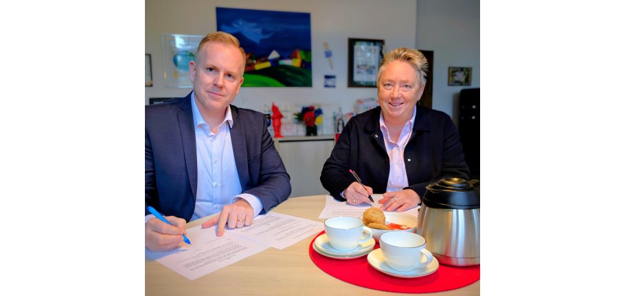 Ein Mann und eine Frau an einem Tisch sitzend.