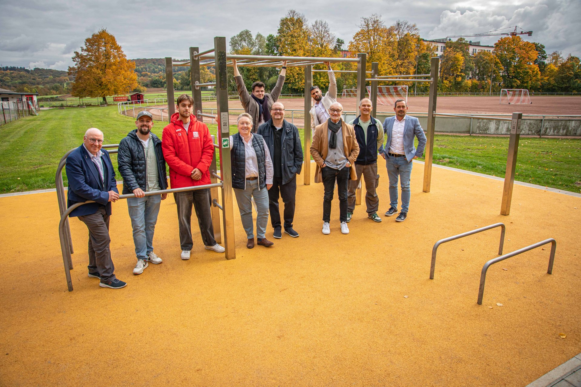 Gruppenfoto vor einer Outdoor-Anlage