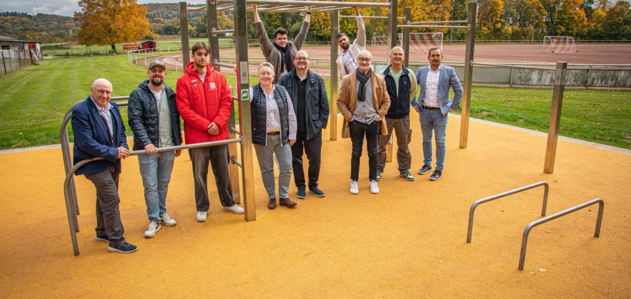 Gruppenfoto vor einer Outdoor-Anlage