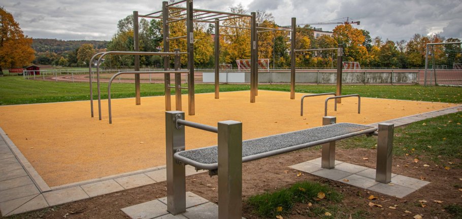 Eine Outdoor-Anlage an einem Sportplatz.