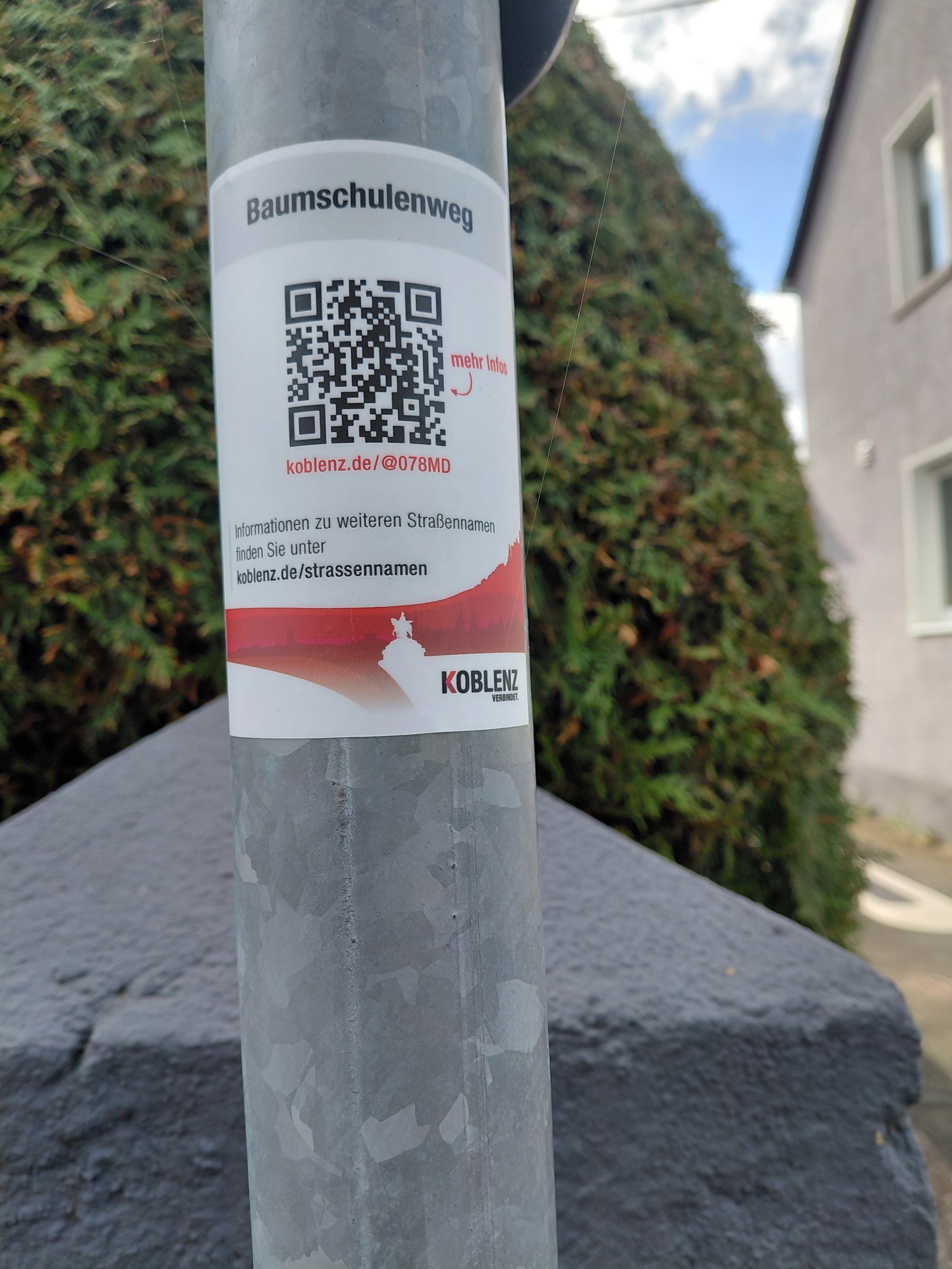 Ein QR-Code auf einem Schilderpfosten.