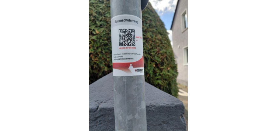 Ein QR-Code auf einem Schilderpfosten.