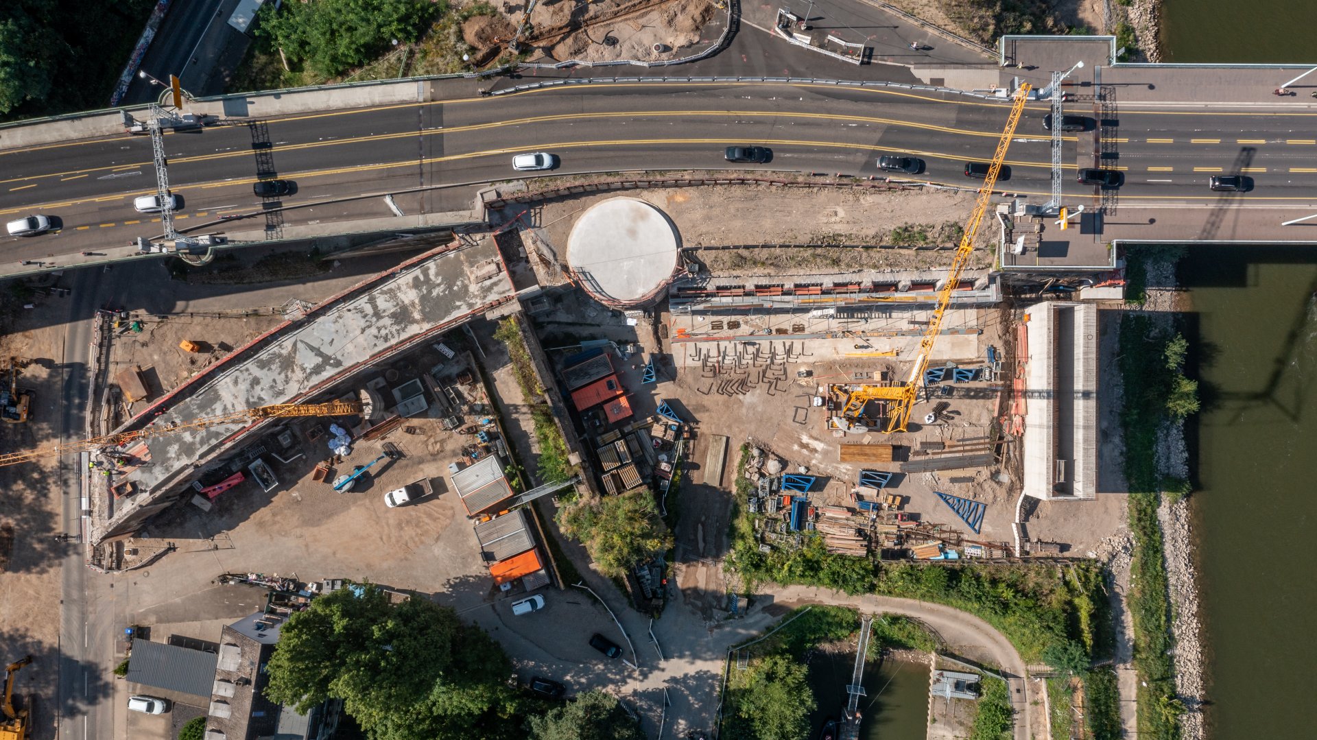 Der Rundturm dient als Auflage für die Auffahrt auf die neue Pfaffendorfer Brücke in paralleler Lage. 