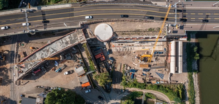 Der Rundturm dient als Auflage für die Auffahrt auf die neue Pfaffendorfer Brücke in paralleler Lage. Der Rundturm dient als Auflage für die Auffahrt auf die neue Pfaffendorfer Brücke in paralleler Lage.