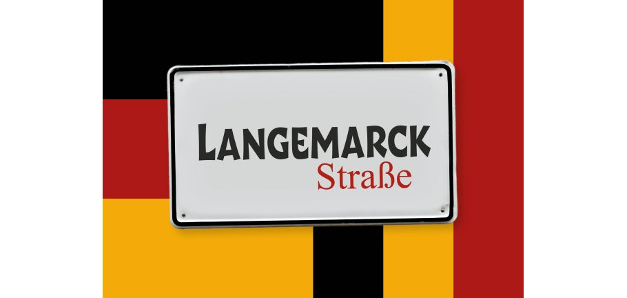 Ein Ausstellungslogo aus einem Blechschild auf dem Hintergrund der Flaggen von Deutschland und Belgien.