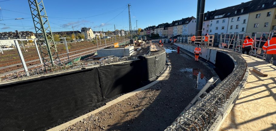 Die neue Rampe wird barrierefrei ausgebaut mit verschiedenen Steigungsgraden und Ruhepodesten. Die neue Rampe wird barrierefrei ausgebaut mit verschiedenen Steigungsgraden und Ruhepodesten.